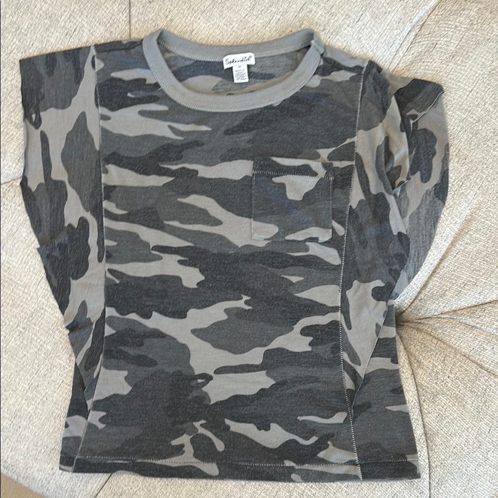 Splendid ruffle shoulder/sleeve camo tee shirt